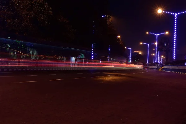 Rutas Luz Coche Una Calle Ciudad Una Noche —  Fotos de Stock