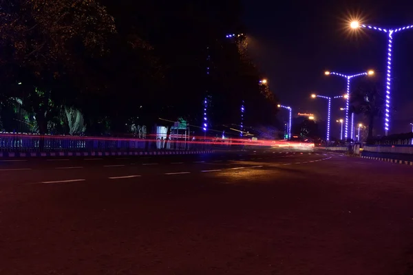 Легковой Автомобиль Ночью Мчится Городской Улице — стоковое фото