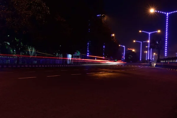 Легковой Автомобиль Ночью Мчится Городской Улице — стоковое фото