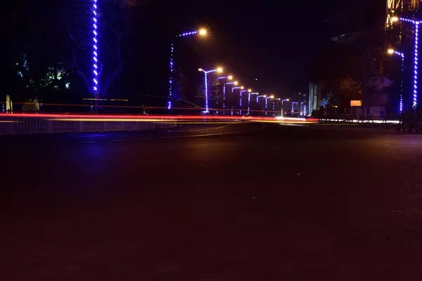 Rutas Luz Coche Una Calle Ciudad Una Noche —  Fotos de Stock