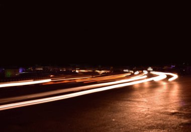 Bir şehirde bir gece sokak araba ışık rotaları