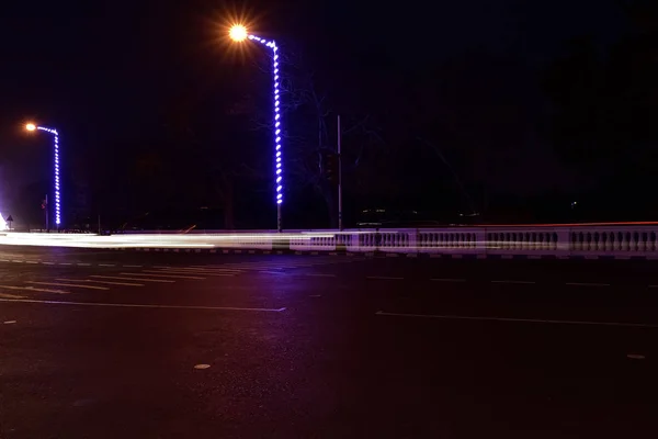 Trilhas Luz Carro Uma Rua Cidade Uma Noite — Fotografia de Stock