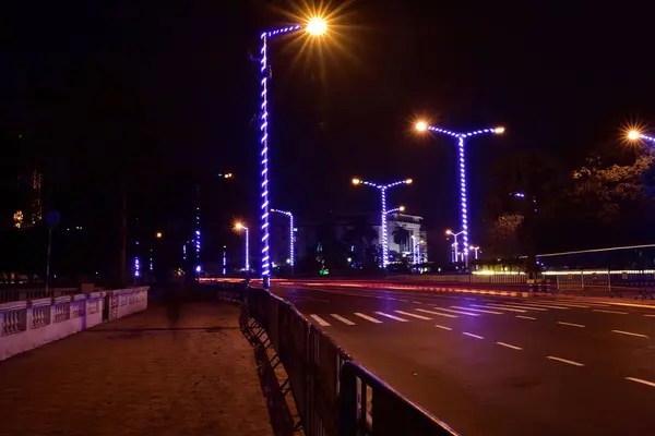 Trilhas Luz Carro Uma Rua Cidade Uma Noite — Fotografia de Stock