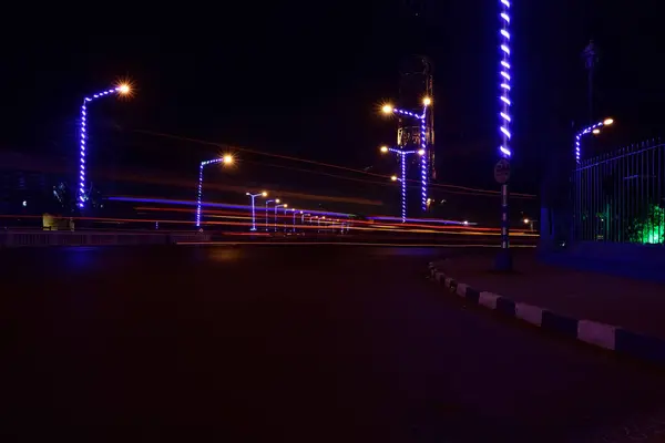 一夜之间在城市街道上的汽车灯光小径 — 图库照片