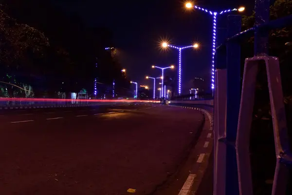 Αυτοκίνητο Φως Μονοπάτια Στον Δρόμο Μέσα Μια Νύχτα Της Πόλης — Φωτογραφία Αρχείου