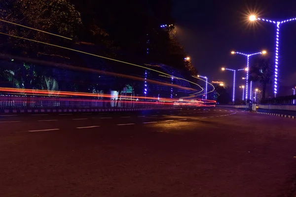 Bir Şehirde Bir Gece Sokak Araba Işık Rotaları — Stok fotoğraf