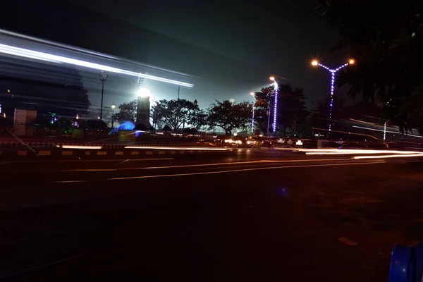 車の光が夜の街でトレイルします — ストック写真