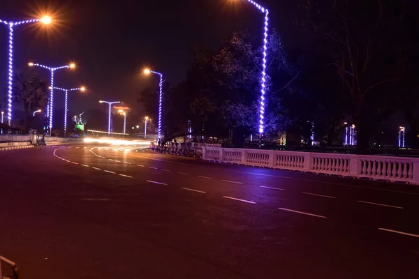 Trilhas Luz Carro Uma Rua Cidade Uma Noite — Fotografia de Stock