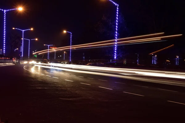 Bir Şehirde Bir Gece Sokak Araba Işık Rotaları — Stok fotoğraf