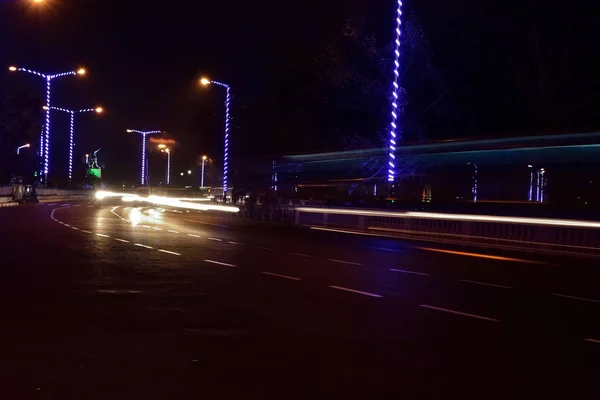 Αυτοκίνητο Φως Μονοπάτια Στον Δρόμο Μέσα Μια Νύχτα Της Πόλης — Φωτογραφία Αρχείου