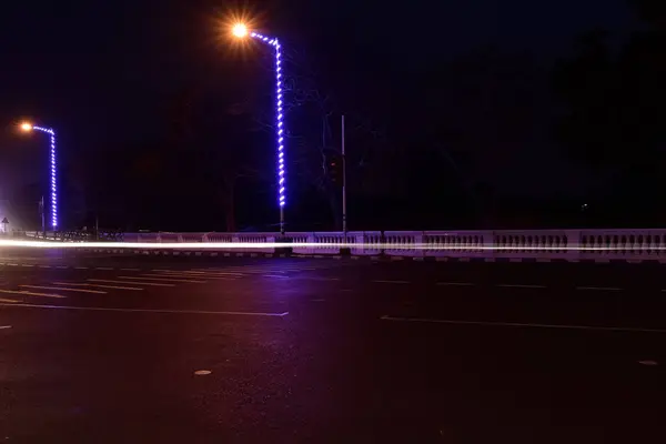 Trilhas Luz Carro Uma Rua Cidade Uma Noite — Fotografia de Stock