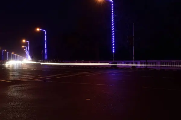 Rutas Luz Coche Una Calle Ciudad Una Noche —  Fotos de Stock