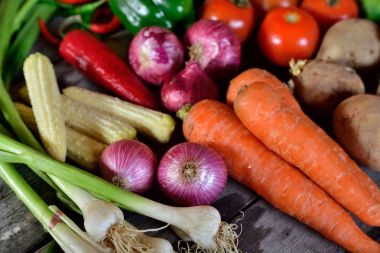 Ahşap arka plan üzerinde sebze arka plan 