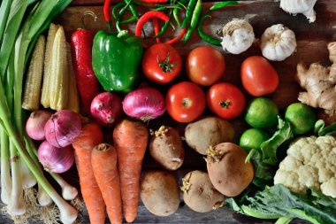 Ahşap arka plan üzerinde sebze arka plan 