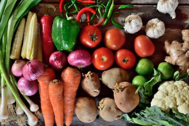 Ahşap arka plan üzerinde sebze arka plan 