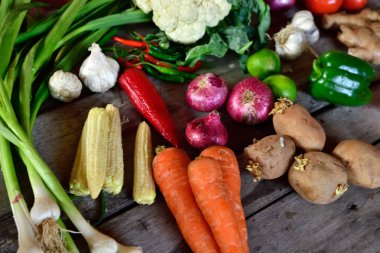 Ahşap arka plan üzerinde sebze arka plan 