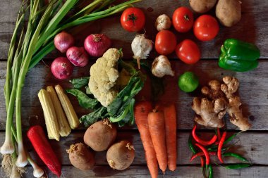 Ahşap arka plan üzerinde sebze arka plan 