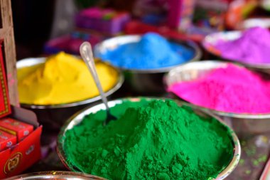 Toz Holi festival için alışveriş renkli kazık 