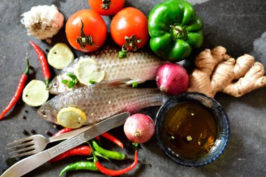 Masada yemek pişirmek için çiğ balık