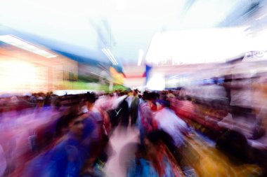 Gece kalabalık şehir merkezinde bulunmaktadır. Kalabalık alanda uzun pozlama ile bulanıklık zoom.