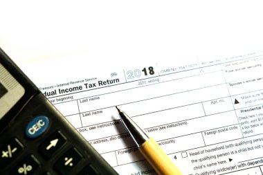 Amerikan vergi form 1040 beyaz arka plan üzerinde. Doldurmak Amerikan vergi formu.
