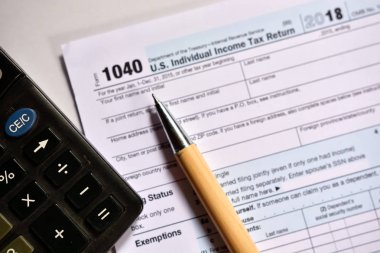 Amerikan vergi form 1040 beyaz arka plan üzerinde. Doldurmak Amerikan vergi formu.