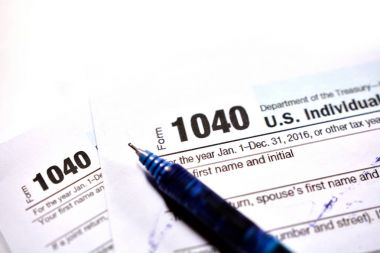 Amerikan vergi form 1040 beyaz arka plan üzerinde. Doldurmak Amerikan vergi formu.
