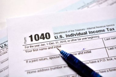 Amerikan vergi form 1040 beyaz arka plan üzerinde. Doldurmak Amerikan vergi formu.