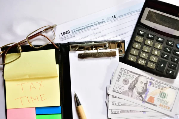 Formulario Impuestos Con Bloc Notas Bolígrafo Calculadora Mesa — Foto de Stock