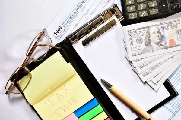 Steuerformular Mit Notizblock Stift Und Taschenrechner Auf Dem Tisch — Stockfoto