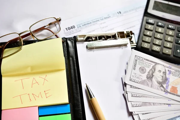 Steuerformular Mit Notizblock Stift Und Taschenrechner Auf Dem Tisch — Stockfoto