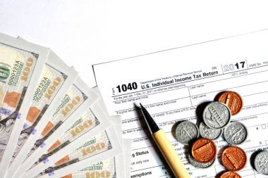 Amerikan vergi form 1040 beyaz arka plan üzerinde. Doldurmak Amerikan vergi formu.