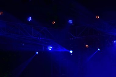 Sahne Işığı Koyu siyah Işıklara Karşı