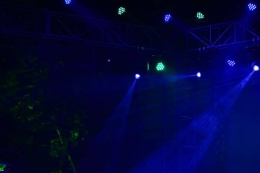 Sahne Işığı Koyu siyah Işıklara Karşı