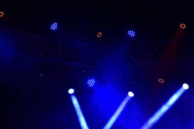 Sahne Işığı Koyu siyah Işıklara Karşı