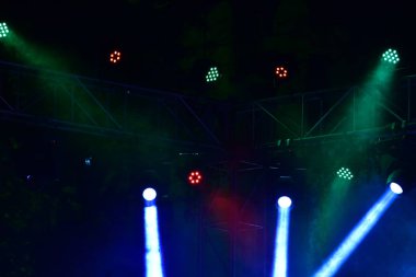 Sahne Işığı Koyu siyah Işıklara Karşı