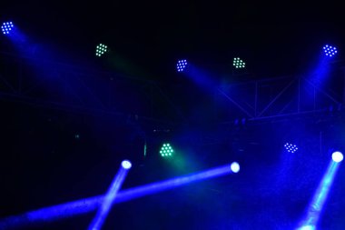 Sahne Işığı Koyu siyah Işıklara Karşı