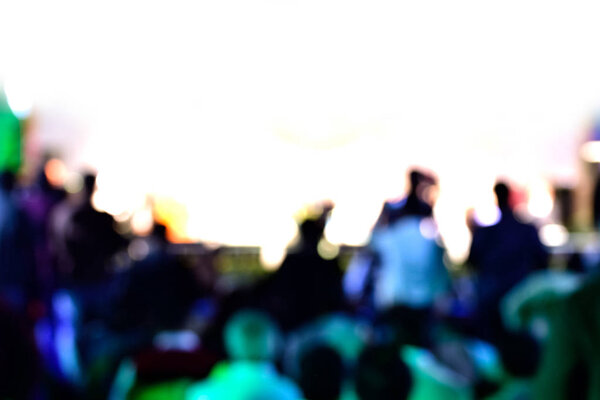 Зрители на концерте на белом фоне
.