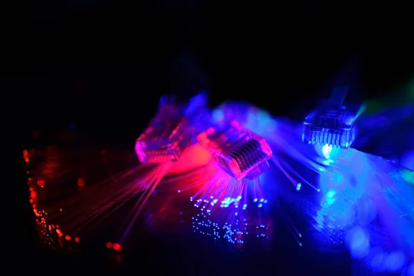 イーサネット コネクタと黒の背景に光ファイバー — ストック写真