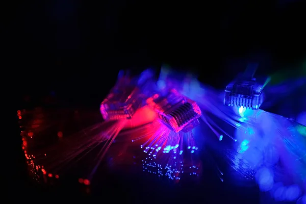 イーサネット コネクタと黒の背景に光ファイバー — ストック写真