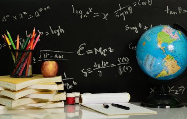 Kitap yazı tahtası Matematiksel denklemler karşı masada dizilir