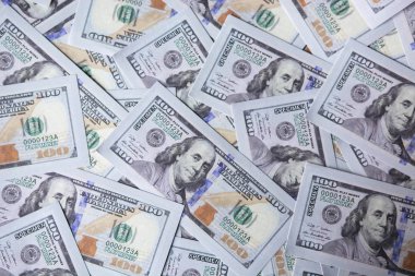 Amerikan 100 dolarlık banknotlar. Bize para birimi dağınık masaya.