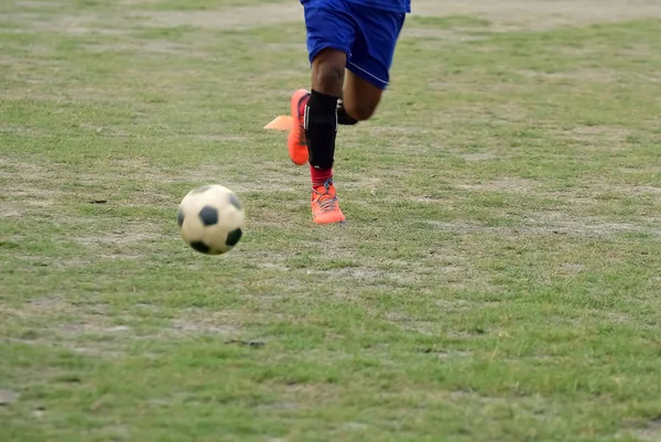 Futbol Oyuncusu Sahadaki Futbol Antrenmanı Sırasında Futbol Topunu Tekmelemek Için — Stok fotoğraf