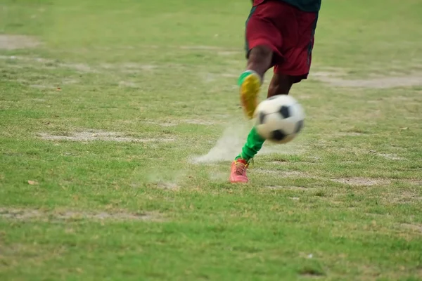 Voetballer Schopt Bal Tijdens Voetbaltraining Het Veld — Stockfoto