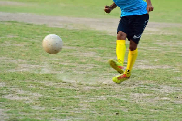 サッカー選手は野球場でサッカー練習中にボールを蹴っている — ストック写真