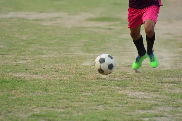 Jogador Futebol Está Correndo Para Chutar Bola Futebol Durante Treino — Fotografia de Stock