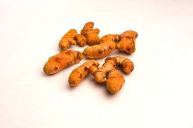 Gri arka planda izole edilmiş zerdeçal ritmi