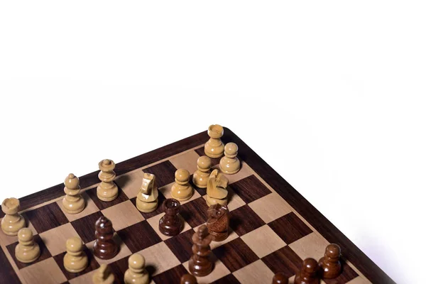Horní Úhel Záběru Šachových Figurín Šachovnici Proti Bílému Pozadí Dřevěné — Stock fotografie