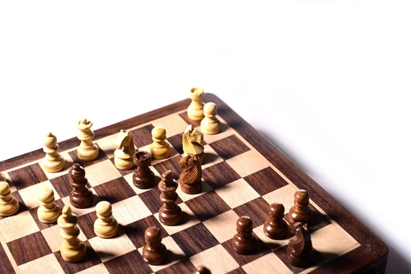 Horní Úhel Záběru Šachových Figurín Šachovnici Proti Bílému Pozadí Dřevěné — Stock fotografie