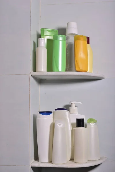 Zestaw Pielęgnacji Skóry Butelki Szamponu Detergentu Oraz Pojemniki Toalecie — Zdjęcie stockowe